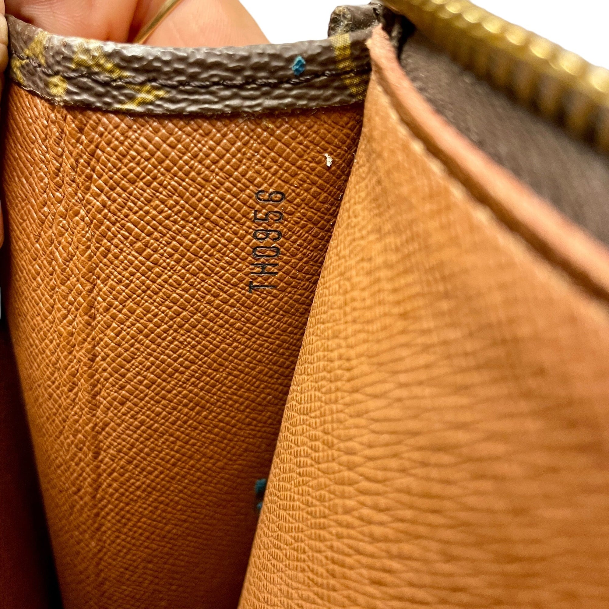 *Louis Vuitton Folder Black Market Vintage